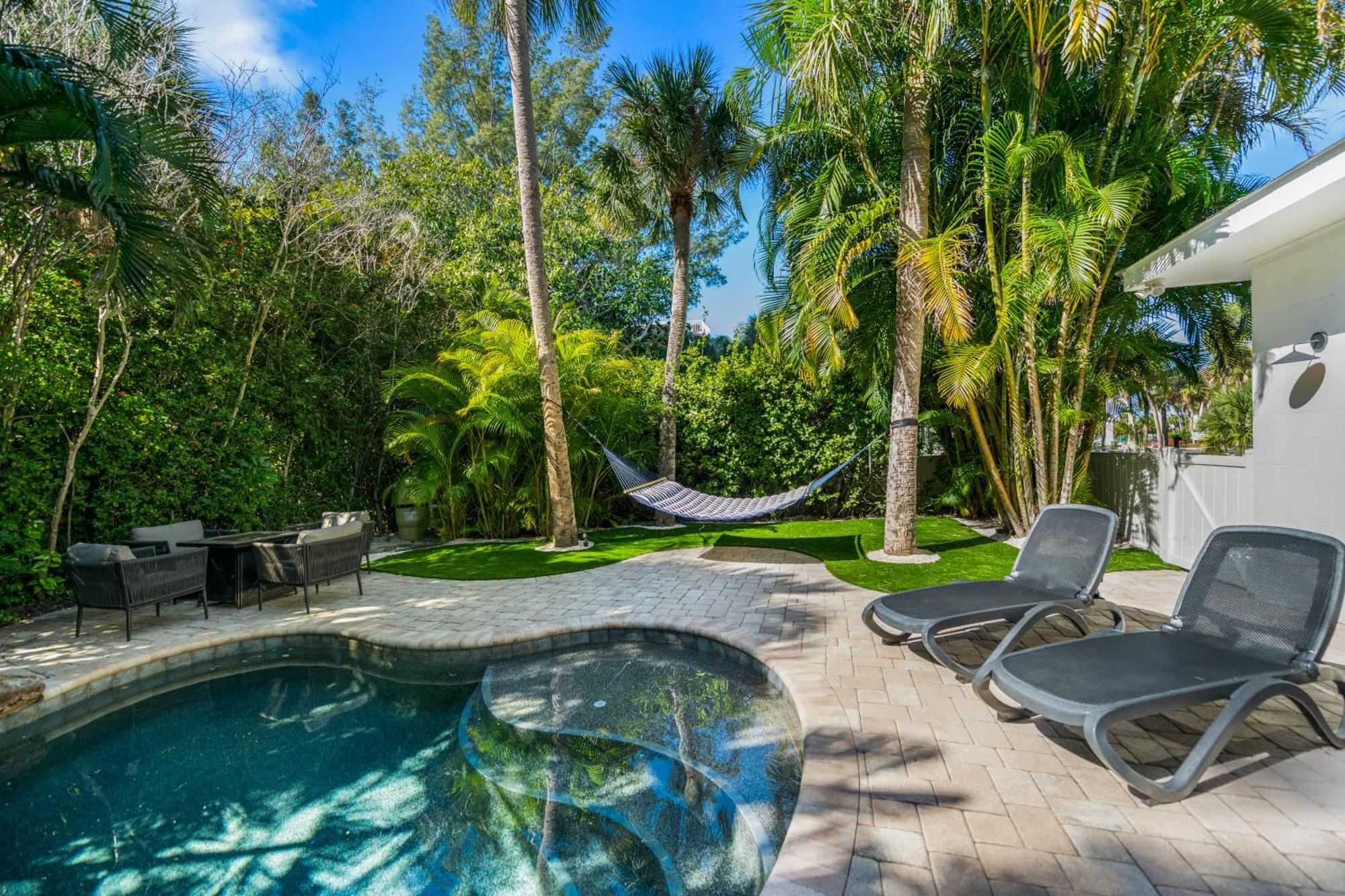 Sandy Pants - Designer Beach Chic Home Steps To Beach Backyard Oasis W Heated Pool Anna Maria Exterior photo