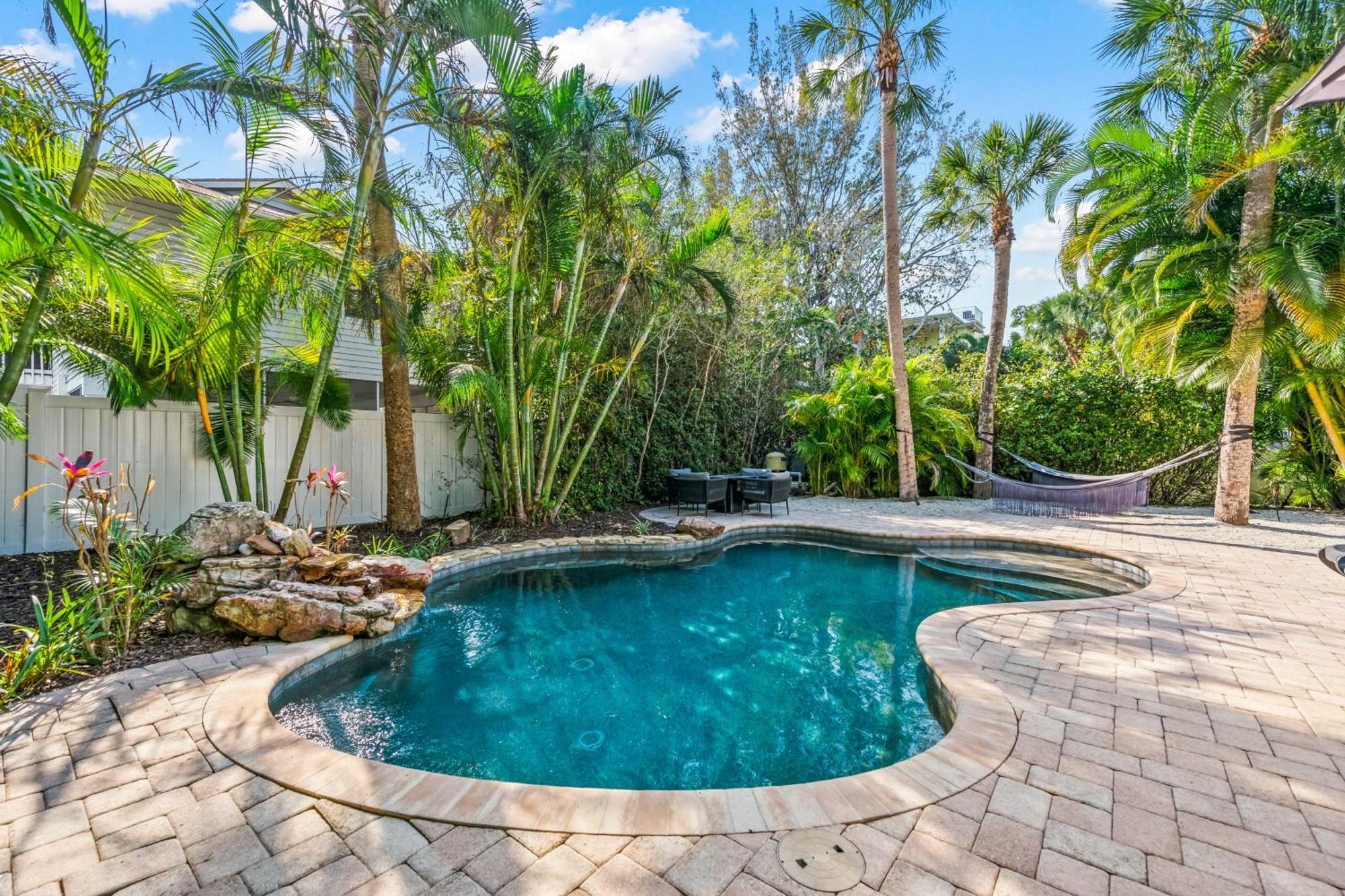 Sandy Pants - Designer Beach Chic Home Steps To Beach Backyard Oasis W Heated Pool Anna Maria Exterior photo